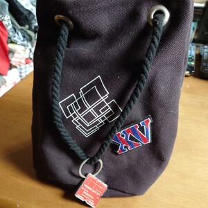 東方神起 2019 LIVE TOUR グッズ→巾着型 バック(キャンパス地、ブラック)オマケ→グッズのバッチ800円.キーホルダー1500円 2点付