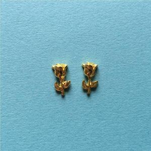 バラのメタルパーツ　2個　ゴールド　お花　薔薇　レジン　ネイル　9×5mm