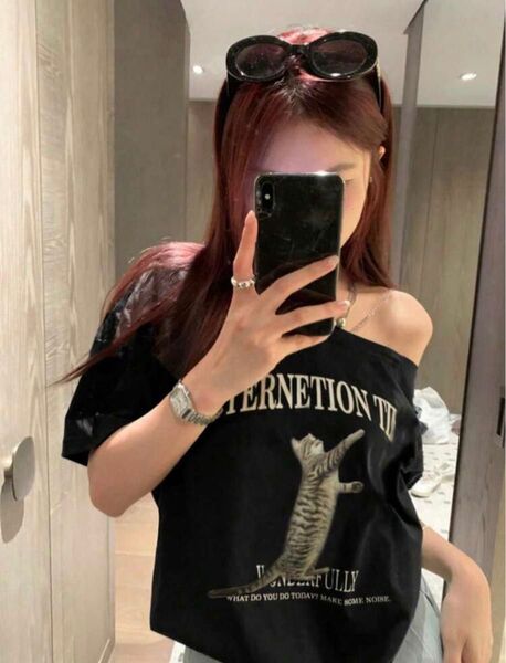 猫とロゴプリント入り レディース 半袖Tシャツ(メタルチェーン付き)