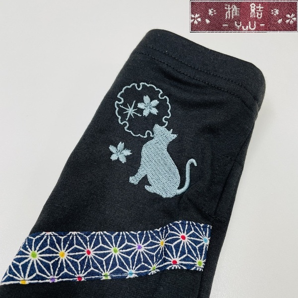雅結-YuU- 左手用 ブルー×ブラック 猫と桜アームカバー レディース日焼け冷房コットン混 和柄桜 刺繍ねこ 親指抜き みやびむすび