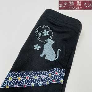 雅結-YuU- 左手用 ブルー×ブラック 猫と桜アームカバー レディース日焼け冷房コットン混 和柄桜 刺繍ねこ 親指抜き みやびむすび