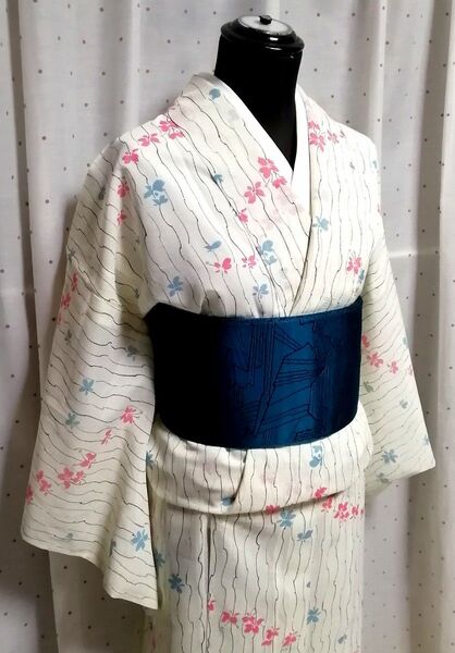 夏着物 単衣 絽 ポリエステル 洗える着物 白地に草色の縦ゆらぎ線に淡いブルーと赤の花柄