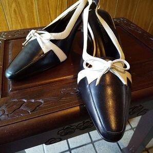 バックベルトパンプス