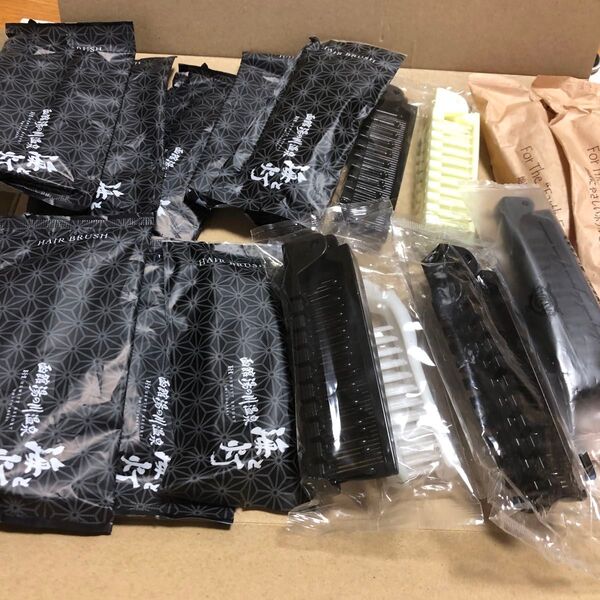 ホテルアメニティ・使い捨てブラシ18本セットです。