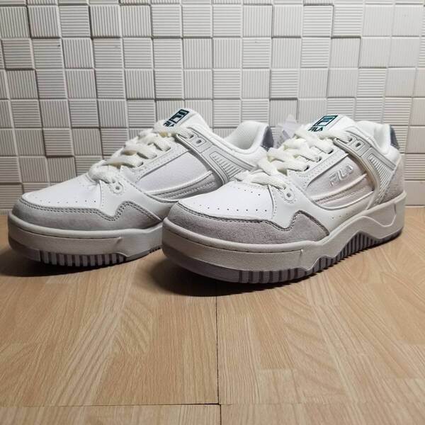 送料無料・新品未使用!!フィラ FILA カジュアルシューズ 厚底 スニーカー / PLAY OFF 1990 / 定価10780円 24.0cm