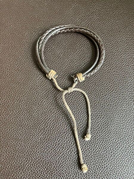 紐を絞めるだけだから脱着しやすい!レザー ブレスレット アクセサリー