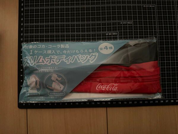 コカ・コーラ スリムボディバッグ 赤