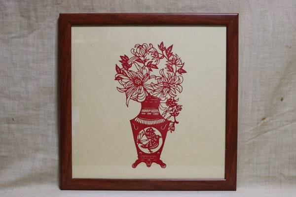 切り絵 唐土手工芸 紅色花瓶 額縁入り AN12