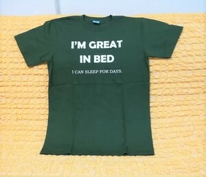 I’M GREAT IN BED★おもしろジョークTシャツ★40★Ｍ～L★モスグリーン★緑★コットン100％★激安★お買い得★