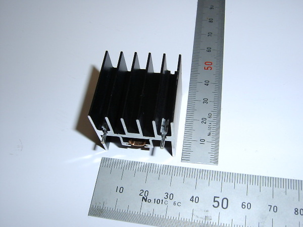 3端子レギュレーター(TO-220)用 小型放熱器(放熱板)サイズ約:30x30x30mm(基板固定足含まず)3端子 ヒートシンク
