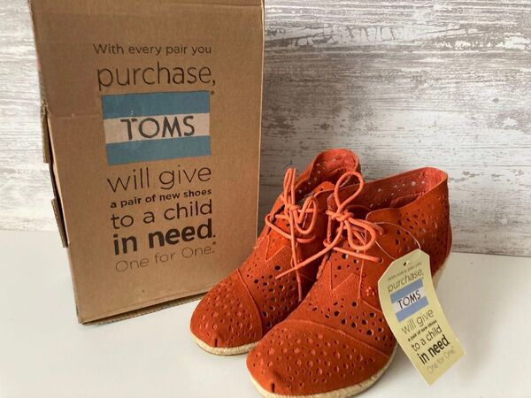 ●新品 TOMS ウェッジソールブーツ オレンジ 22.5cm●