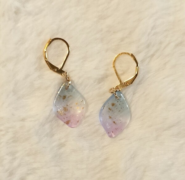 【No.2283】Chamiピアス/イヤリング ガラスチャーム 花びら ゴールドラメ ブルー×パープル