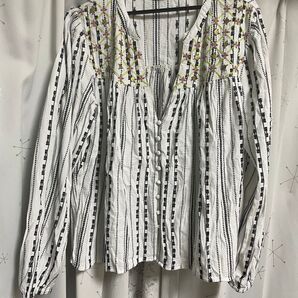 ZARAのビーズ付き刺繍ブラウスとZARAのウォーブンバケットバッグ