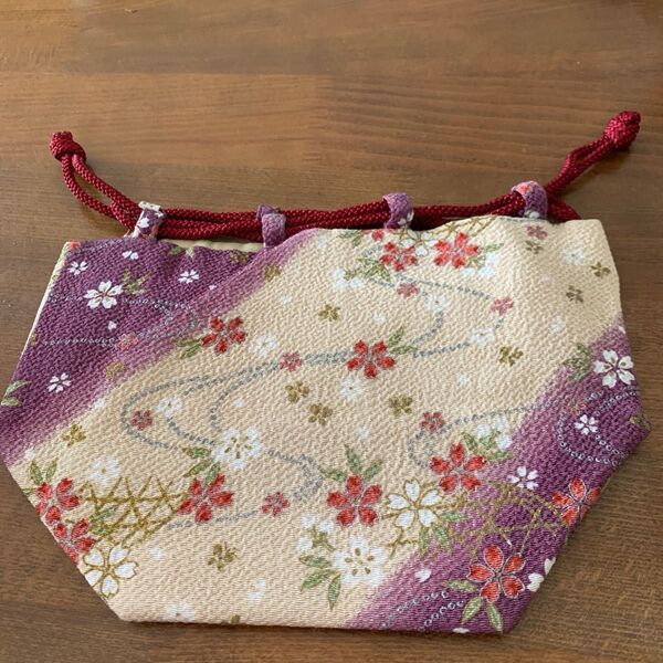 和小物 浴衣のバック 新品 和巾着 ミニ巾着 浴衣や着物にいかがでしょう 横23センチ×15.5センチ 底11.5×11.5㎝
