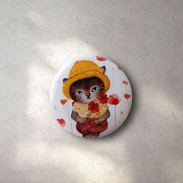 花摘む子猫の缶バッジ(44mm)