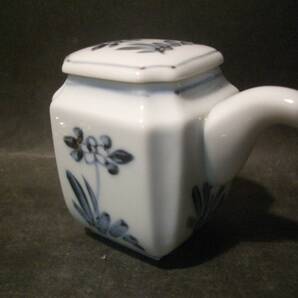 【調味料容器】上品な花柄の染付装飾の「醤油注し」★陶磁器★ほど良い大きさです。★卓上サイズ★美品★旧家蔵出物