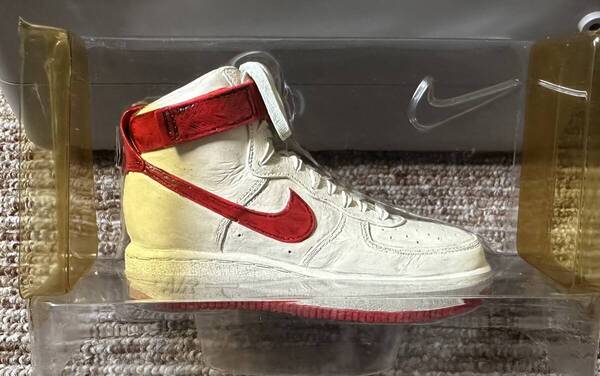 Nike CLASSICS BOWEN DESIGNS 限定シリアルナンバー入り AIR FORCE1 ホワイト/レッド スニーカー フィギュア【送料無料】