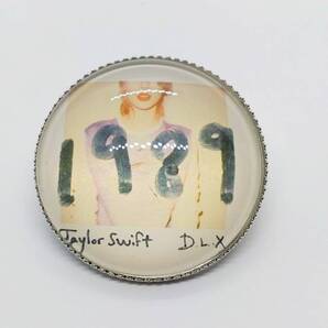 送料無料 テイラー・スウィフト メッセージ性の強さが若い女に刺さりがち 安全ピン バッジ バッヂ アメリカン雑貨 スマアク