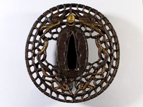 古い鉄地・双龍図 透かし 南蛮鍔です。 古い鉄地・双龍図 透かし 南蛮鍔です。 - メルカリ