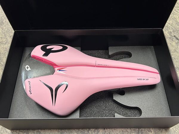 新品 2024年107回 ジロデイタリア 優勝 マリアローザ色「プロロゴ ナゴR4(147)タディ ポガチャルモデル サドル」カラー:ピンク 重量:170g