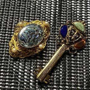 【ssh660】ヴィンテージ ブローチ カラーストーン ゴールドカラー 鍵 キー シェル 貝 2点セット