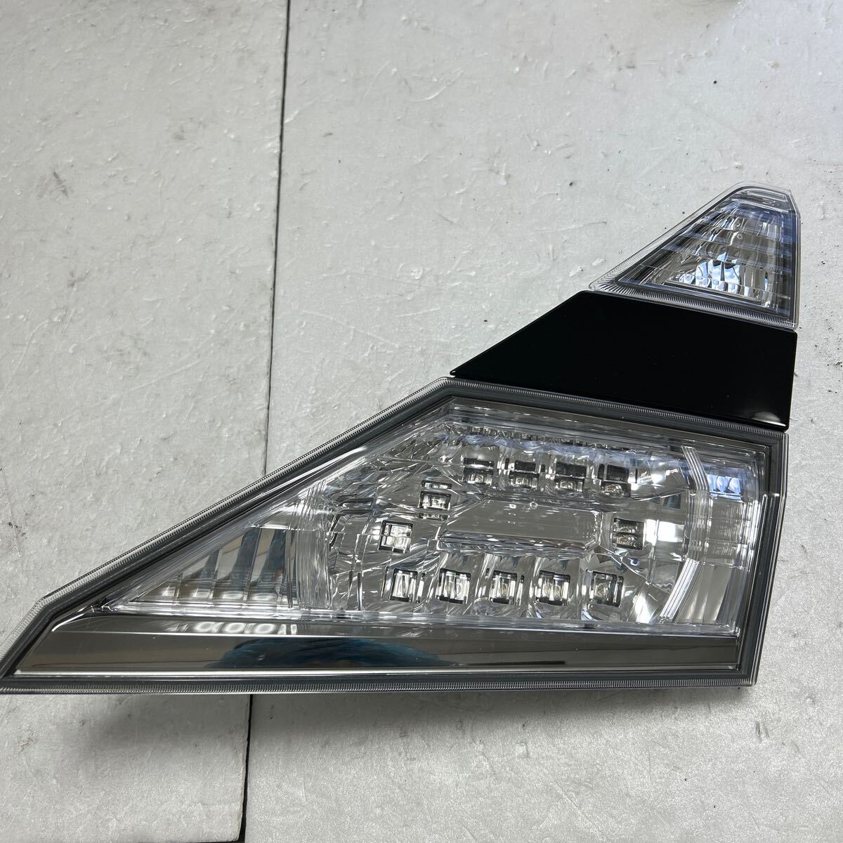 47 トヨタ ANH20W 25 ヴェルファイア アルファード 純正 テール 右 トランク側 テールランプ 202 黒 M-565