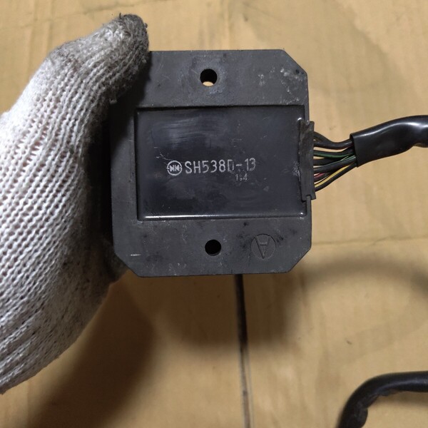 40818 cb1300SF レギュレター イグナイター CDI ECU レクチファイア 実働取外し 純正 中古