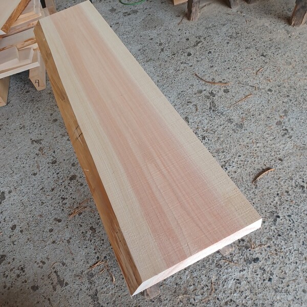 A-1811【125.5×28.2~29.5×3.6cm】 国産ひのき 片耳付板 テーブル カウンター 看板 一枚板 無垢材 桧 檜 DIY