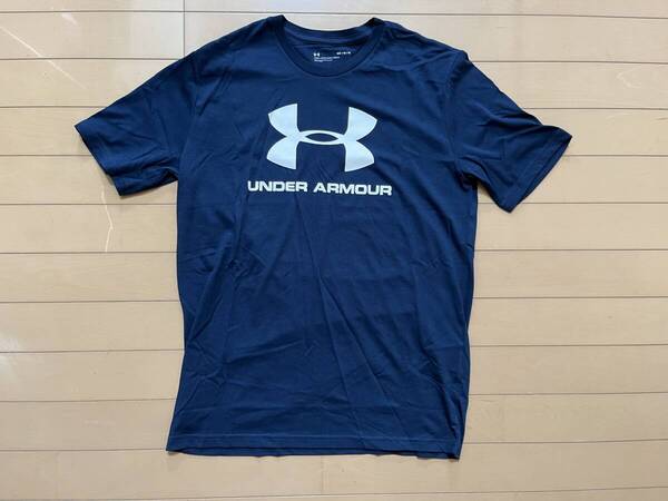 (新品)UNDER ARMOUR (アンダーアーマー) UAスポーツスタイル ロゴ ショートスリーブ トレーニング MEN アカデミー1358574 Mサイズ