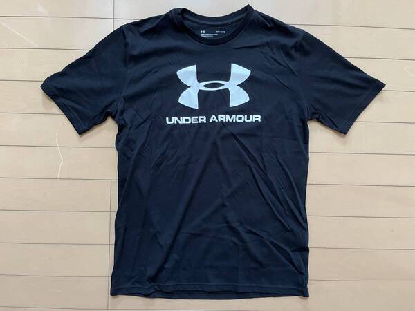 (新品)UNDER ARMOUR (アンダーアーマー) UAスポーツスタイル ロゴ ショートスリーブ トレーニング MEN ブラック 1358574 Mサイズ