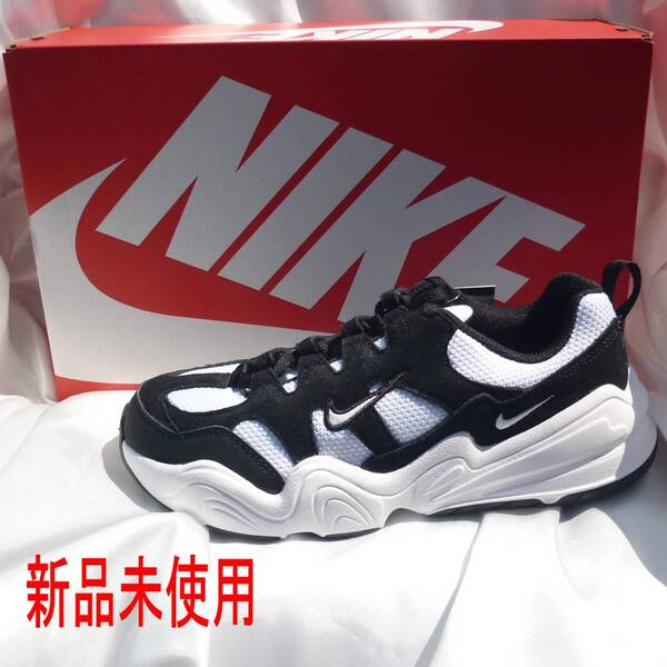 新品未使用◆送料無料◆23.5cmナイキ テック ヘラ レディース スニーカー 黒白 NIKE TECH HERA 定価14300円 厚底スニーカー