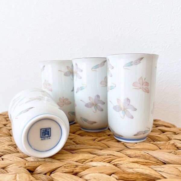 おしゃれ有田焼 湯呑 和食器 茶器 花柄 フラワー紫パープル白ホワイト水色ブルー ぐい呑 4客4つセット湯のみARITA 陶磁器 華奢 水彩画