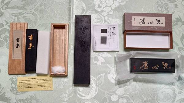 829-2 日本製固形墨3点セット 玉泉堂 書象 44g 桐箱入り& 謙慎書道会展 70回記念 7賢人墨 50g 紙箱入り & 進誠堂 鈴鹿墨 書観 130g 箱無