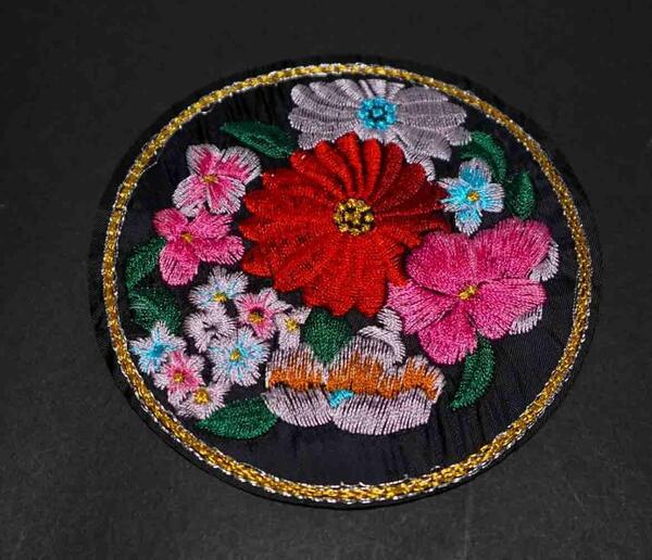 《昭和柄黒円赤センター花爛漫》■ 可愛 花アートデザイン刺繍ワッペン■ DIY