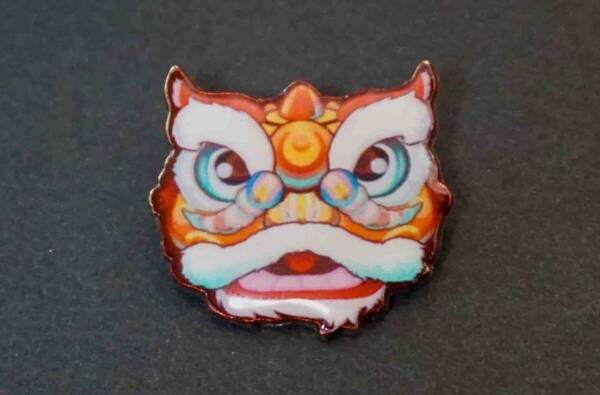 《アニキャラ中華獅子舞》■■新品『中国獅子舞 中華街 チャイナタウン 熱烈歓迎 獅子舞 』■香港映画 文化 出馬兄弟■金属ピンバッジ