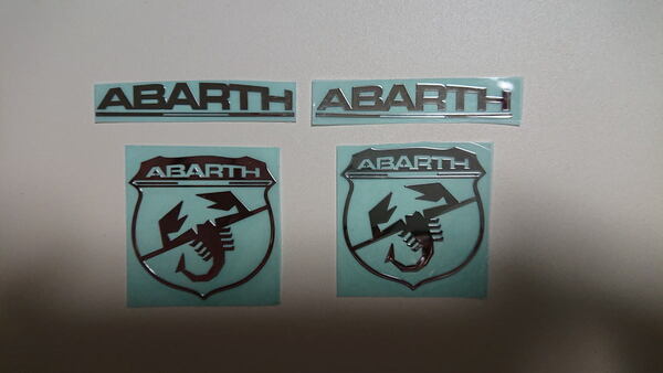 フィアット アバルト ABARTH 切り抜きタイプ アルミニウム メタルステッカー 文字ロゴ2枚 図柄ロゴ2枚 計4枚セット 本体色:銀