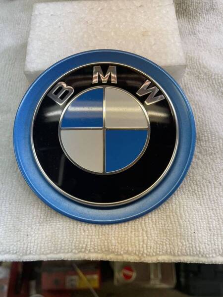 BMW i8 純正フードエンブレム中古品 送料無料