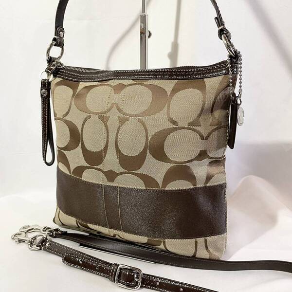 【美品】 正規品 コーチ COACH ショルダーバッグ 2way シグネチャー キャンバス 鞄 かばん ハンドバッグ ブラウン ベージュ チャーム付き