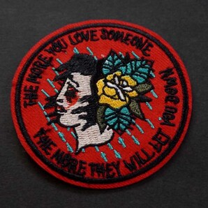 《赤円 花飾り芸術女性 名言》新品未使用 『THE MORE YOU LOVE SOMEONE』 刺繍ワッペン◆ミリタリー・サバゲー・コスプレ