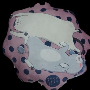 即決 犬と猫どっちも飼ってると毎日たのしい ダイカットクッション 50×50 新品タグなし 松本ひで吉