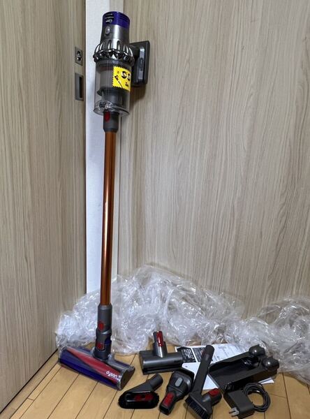 送料無料~(動作品)dyson SV12 ダイソン コードレスクリーナー 附属品多数(C-90)