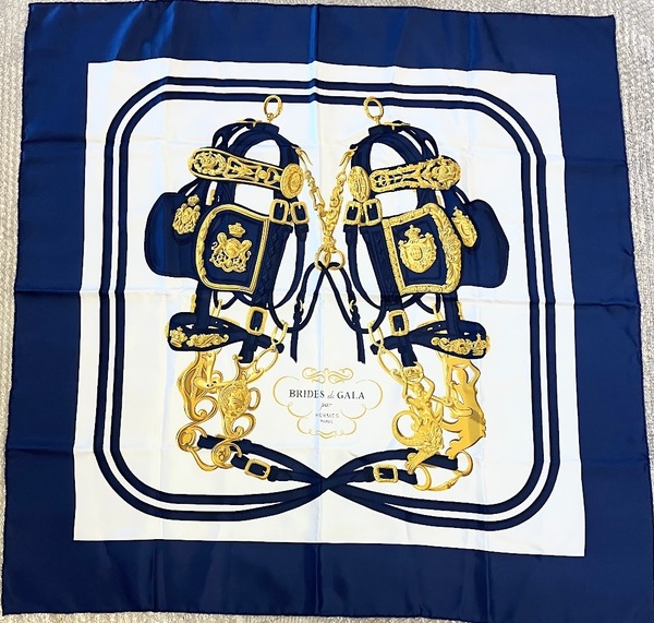 【ITZQSQTH6YTZ】HERMES エルメス カレ90 BRIDES de GALA 式典の勒 シルク ネイビー ホワイト スカーフ ベルトモチーフ