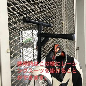 サーキットのパーテーションネットにレーシングスーツを掛けやすい 前向きに掛けられる 折り畳みハンガーベース 便利でスマート