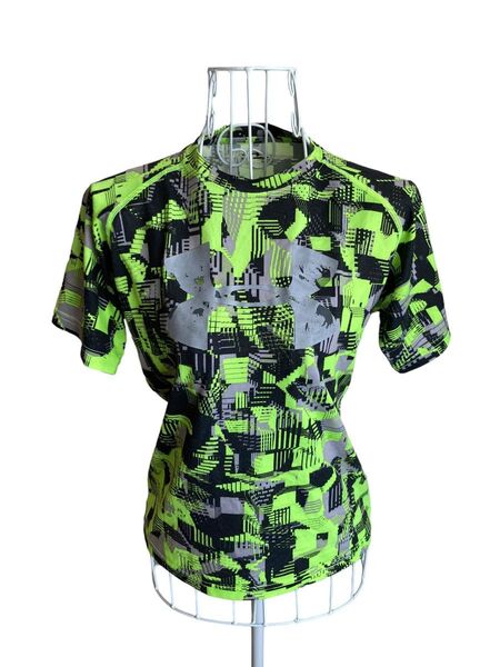 アンダーアーマー 半袖 Tシャツ トップス トレーニングウェア 吸水 速乾 総柄