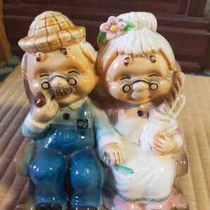 昭和レトロ ロッキングチェアに座るおじいちゃんおばあちゃん貯金箱 加藤工芸