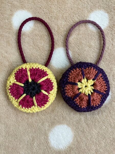 ハンドメイド レース編みヘアゴム61アフリカンフラワ花びら6枚(左)イエロー系&(右)ピンク系