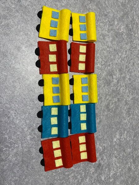 電車の紐通しです。手作りです。電車が10個、紐は1本つきます。