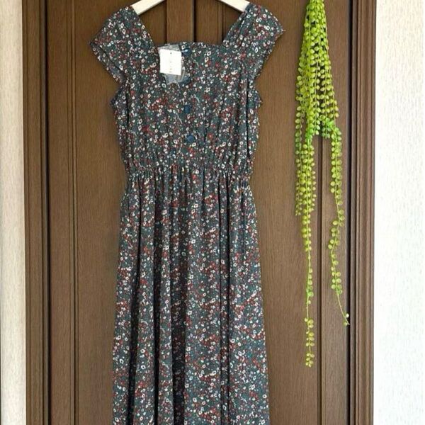 新品 スクエアレディースワンピース ロング 小花柄 ウエストゴム 裏地付き ロング ブルー ノースリーブ 袖なしワンピース