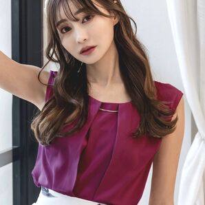 【新品未使用】チャーム付きパーソナルカラーノースリーブブラウス プラム