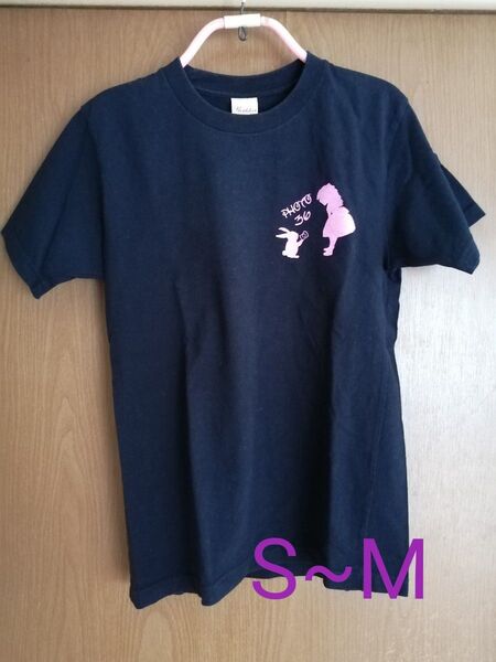 トップス Tシャツ 不思議の国のアリス風 後ろに大きくプリント イベント使用
